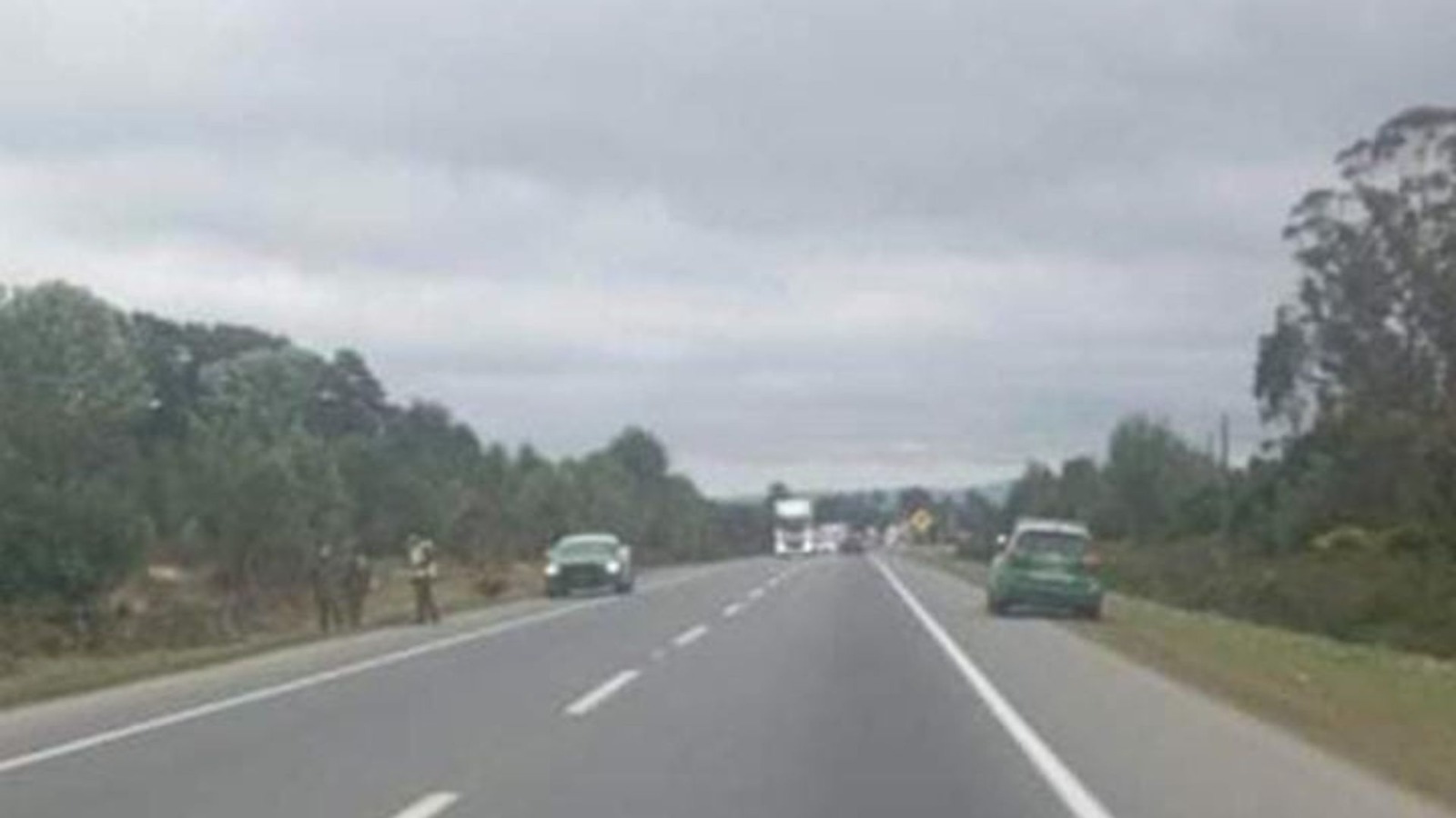 Lee más sobre el artículo Trágico atropello en cruce Mocopulli: mujer ciclista de 26 años pierde la vida tras ser embestida por un camión grúa