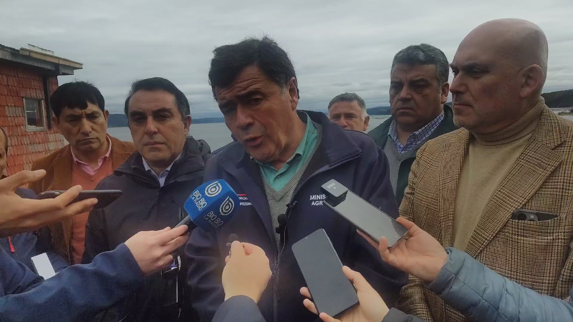 Lee más sobre el artículo Ministro de Agricultura visita Chiloé: Lapsus con ‘Pinochet es un tesor…’, citas literarias y petición de revisar lo que paga la industria acuícola.