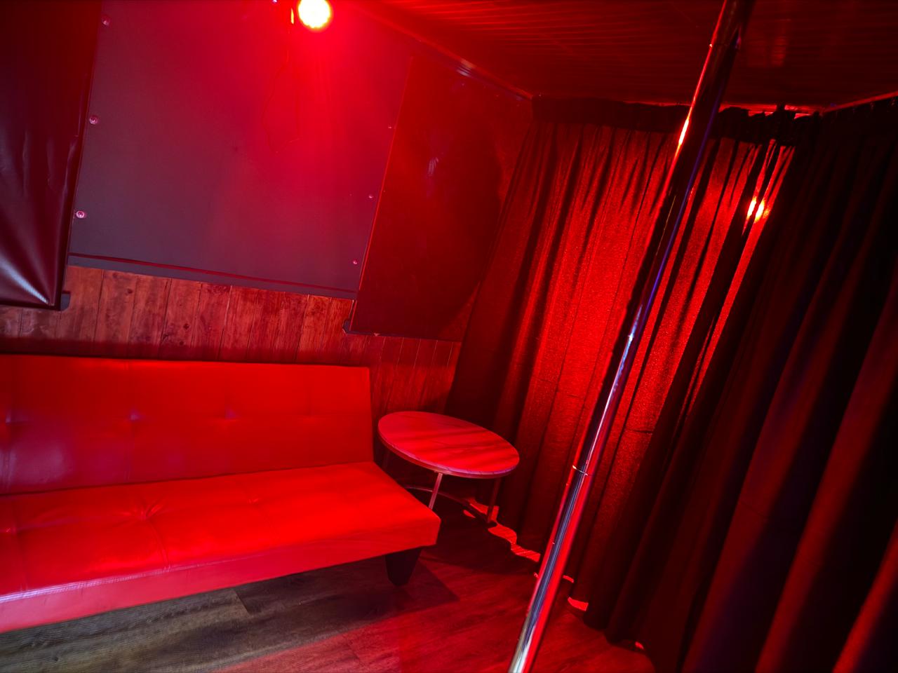 Lee más sobre el artículo Clausuran cabaret en Castro inaugurado por la ex pareja de Marcianeke