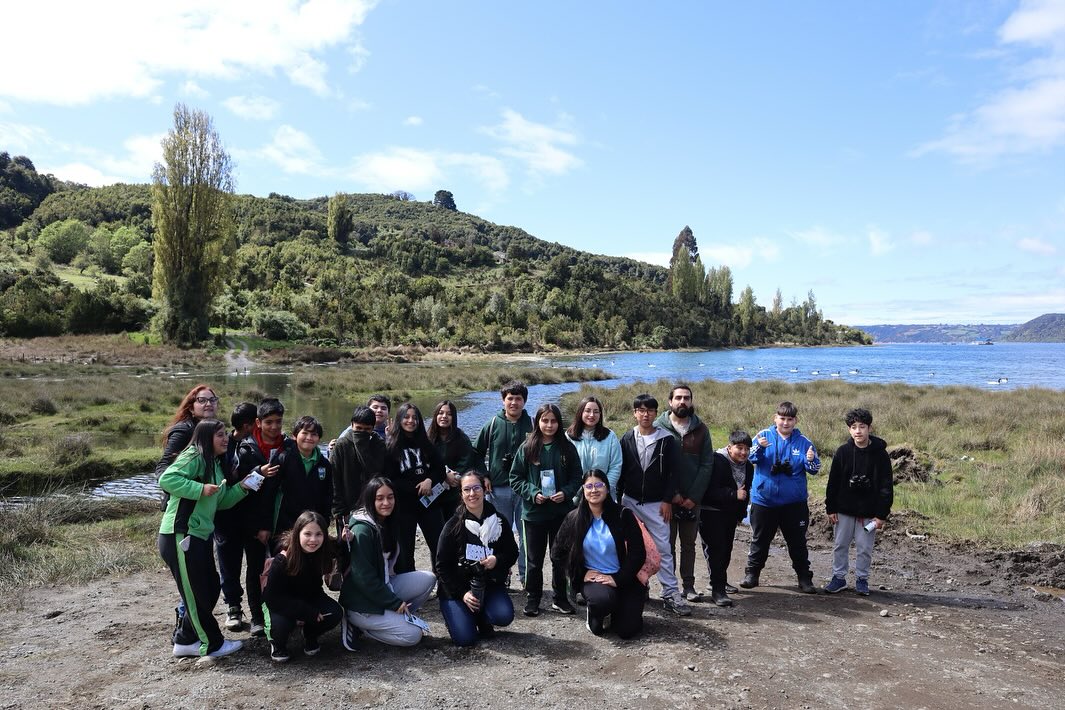 Lee más sobre el artículo Estudiantes de Tenaún exploran el humedal de Teguel en una jornada de conciencia ecológica