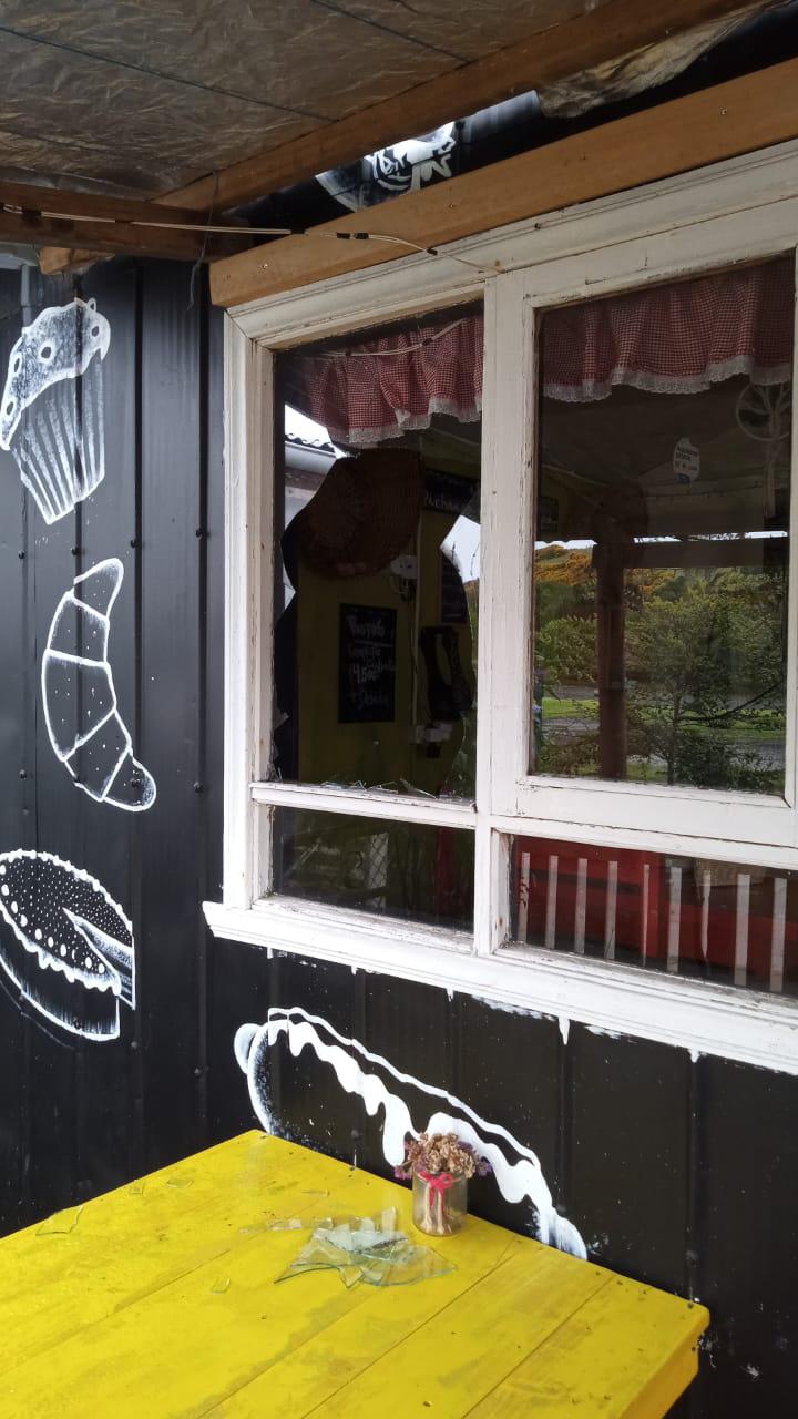 Lee más sobre el artículo Reacciones tras el ataque con simbología nazi en Puqueldón: Delegado Presidencial alerta sobre la gravedad del hecho