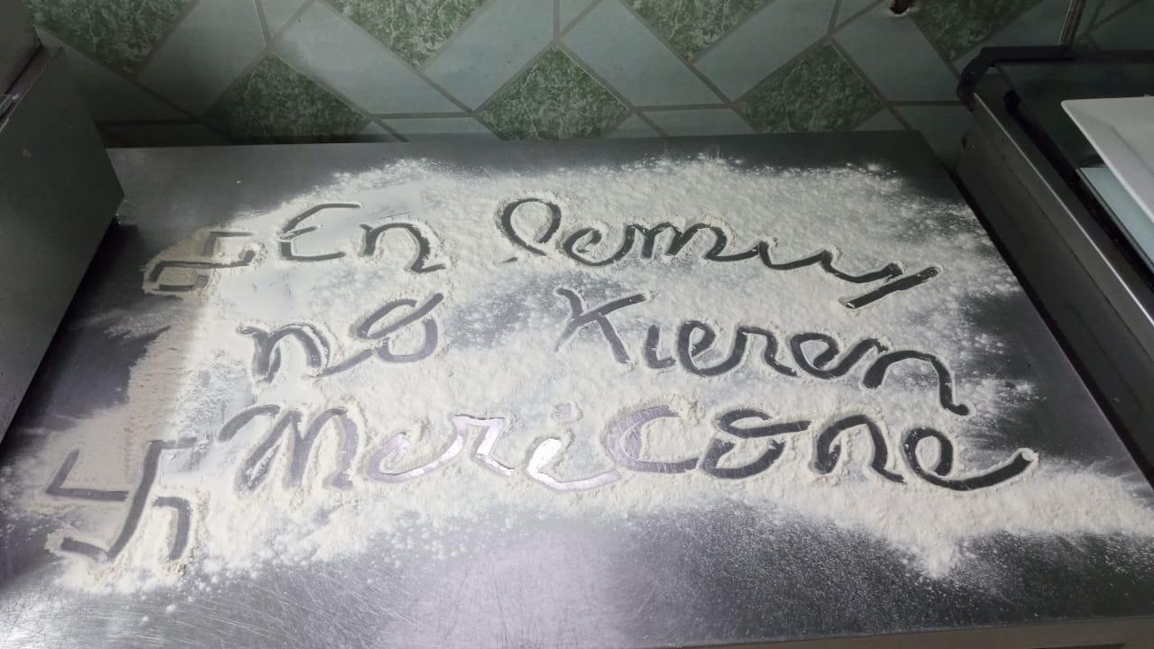 Lee más sobre el artículo Robo y mensajes de odio con simbología nazi en Puqueldón: carabineros habría dado insólita respuesta «eso solo sucede en las películas» ante solicitud de tomar huellas