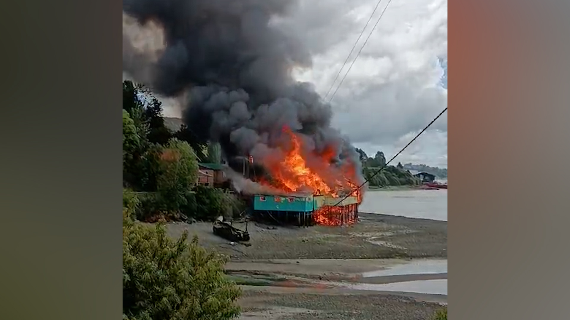 Lee más sobre el artículo Incendio destruyó palafito de grandes dimensiones en sector Rauco