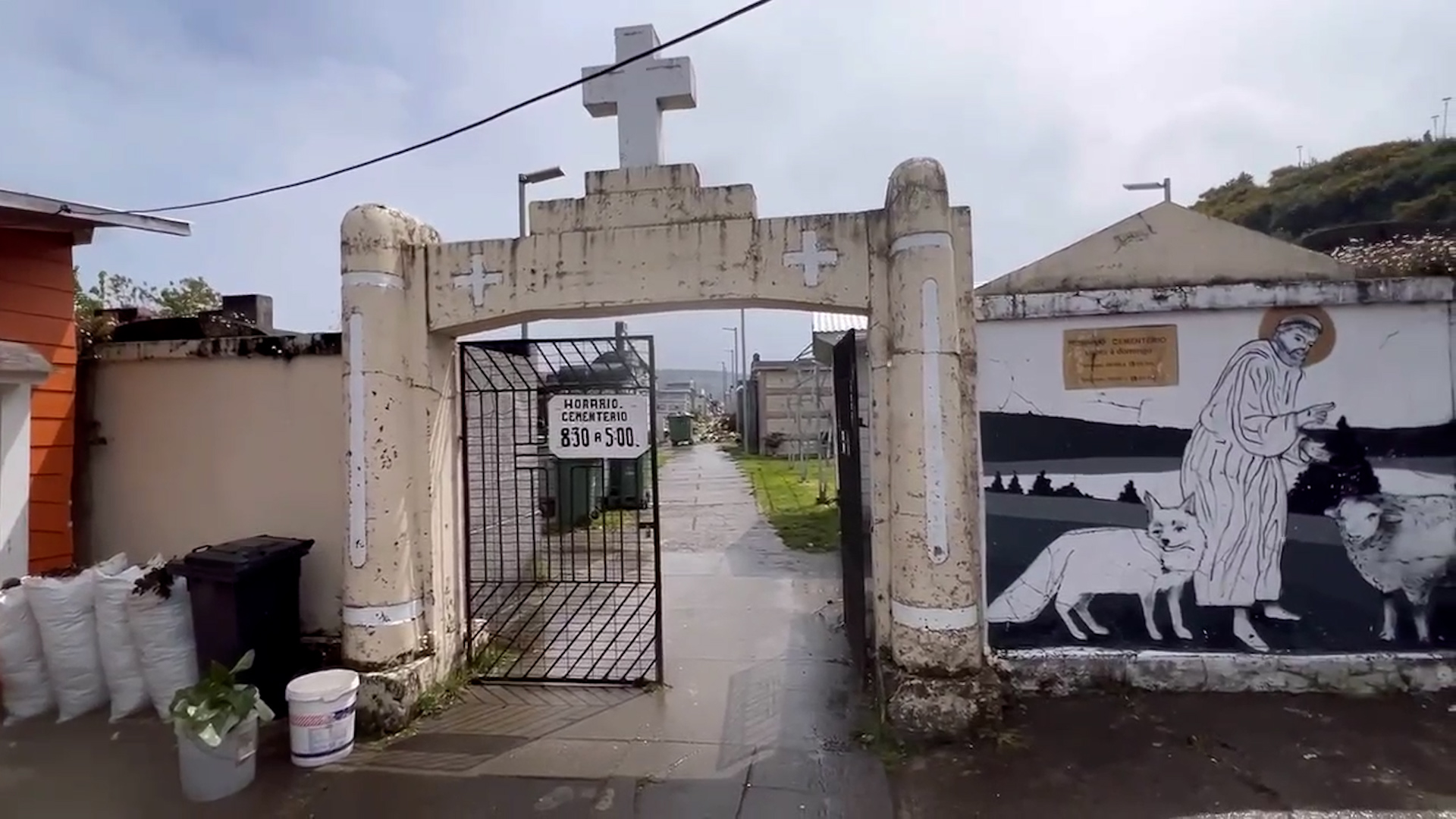 Lee más sobre el artículo Sujetos provocan daños a nichos y bóvedas de cementerio católico ubicado en el centro de Castro