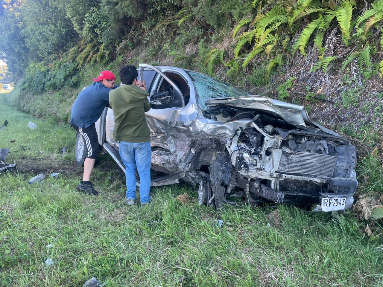 Lee más sobre el artículo Violenta colisión en cruce Rauco: Accidente de tránsito en Ruta 5 Sur deja una persona atrapada y lesionada