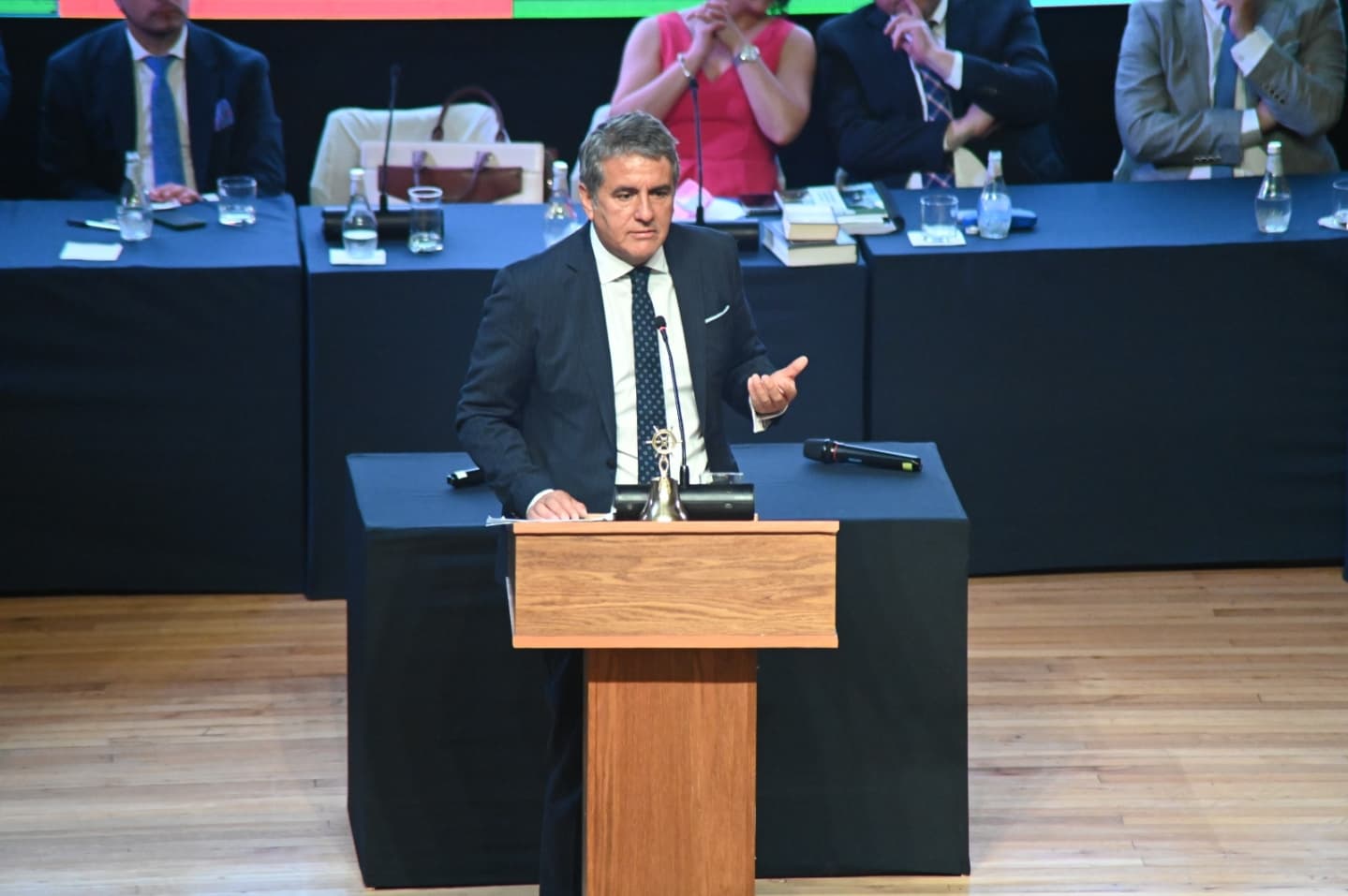 Lee más sobre el artículo Con gabinete sin chilotes, Alejandro Santana asume la gobernación regional de Los Lagos