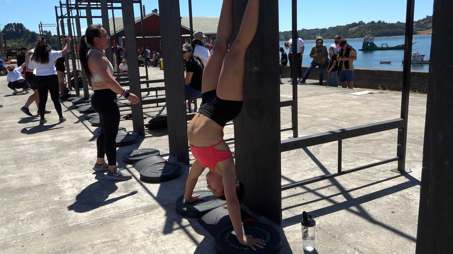 Lee más sobre el artículo Multitudinaria convocatoria de atletas y público marca el éxito del «Chiloé Challenge» el evento de CrossFit que se tomó el puerto de Castro