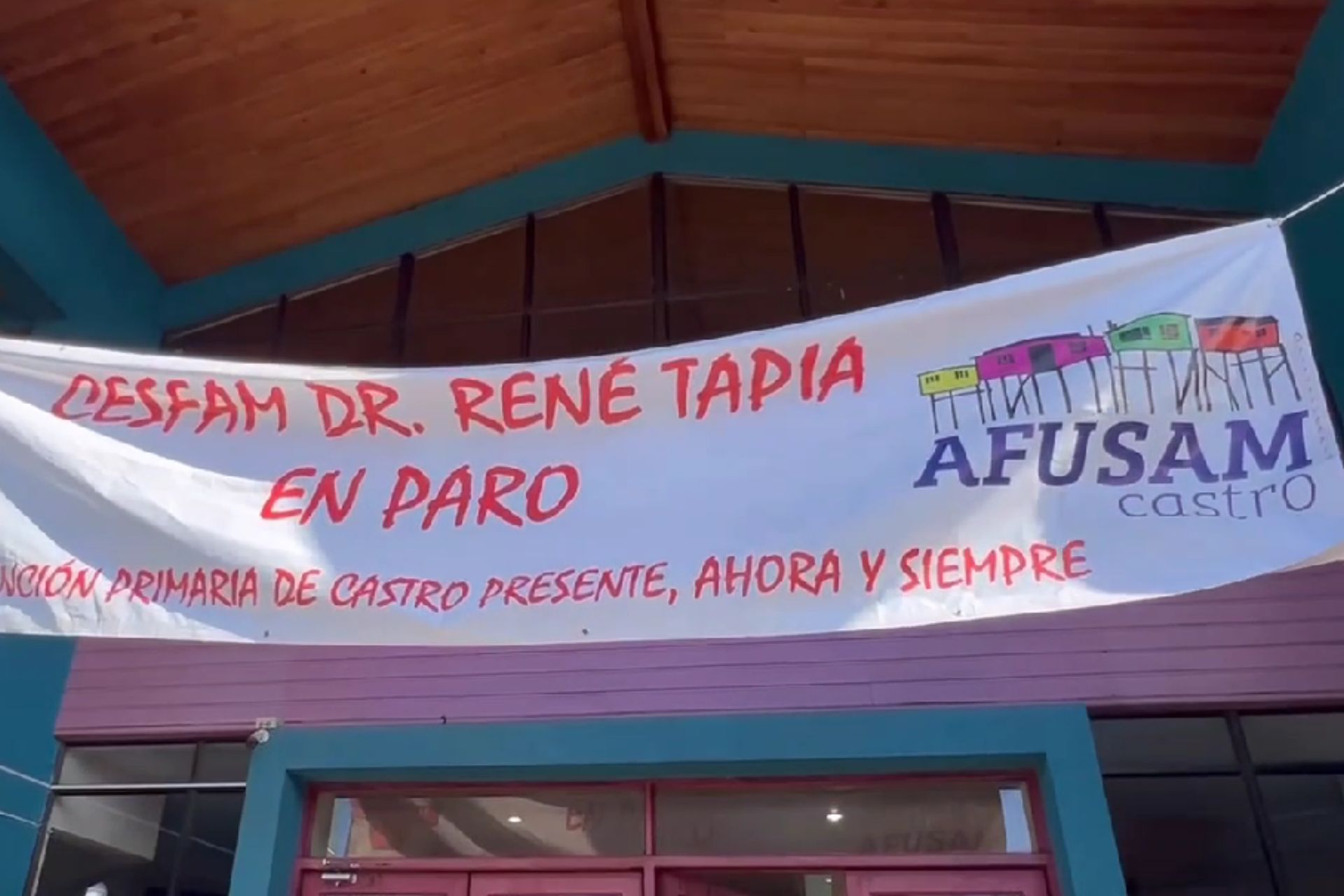 Lee más sobre el artículo Retraso en bonos provoca movilización de Atención Primaria de Salud en Castro: