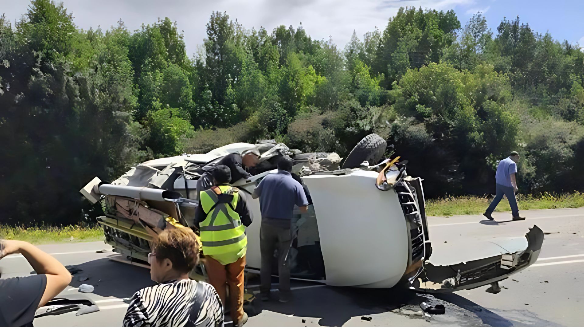 Lee más sobre el artículo Colisión de minibús y camioneta provoca 15 heridos en Quitripulli