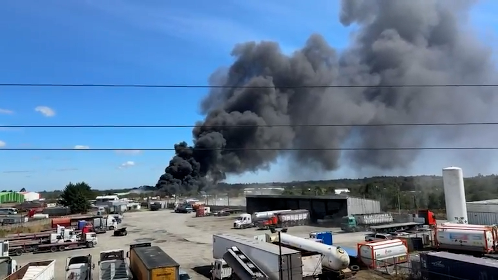 Lee más sobre el artículo Incendio en fábrica de boyas plásticas activa protocolo de emergencia por humo tóxico