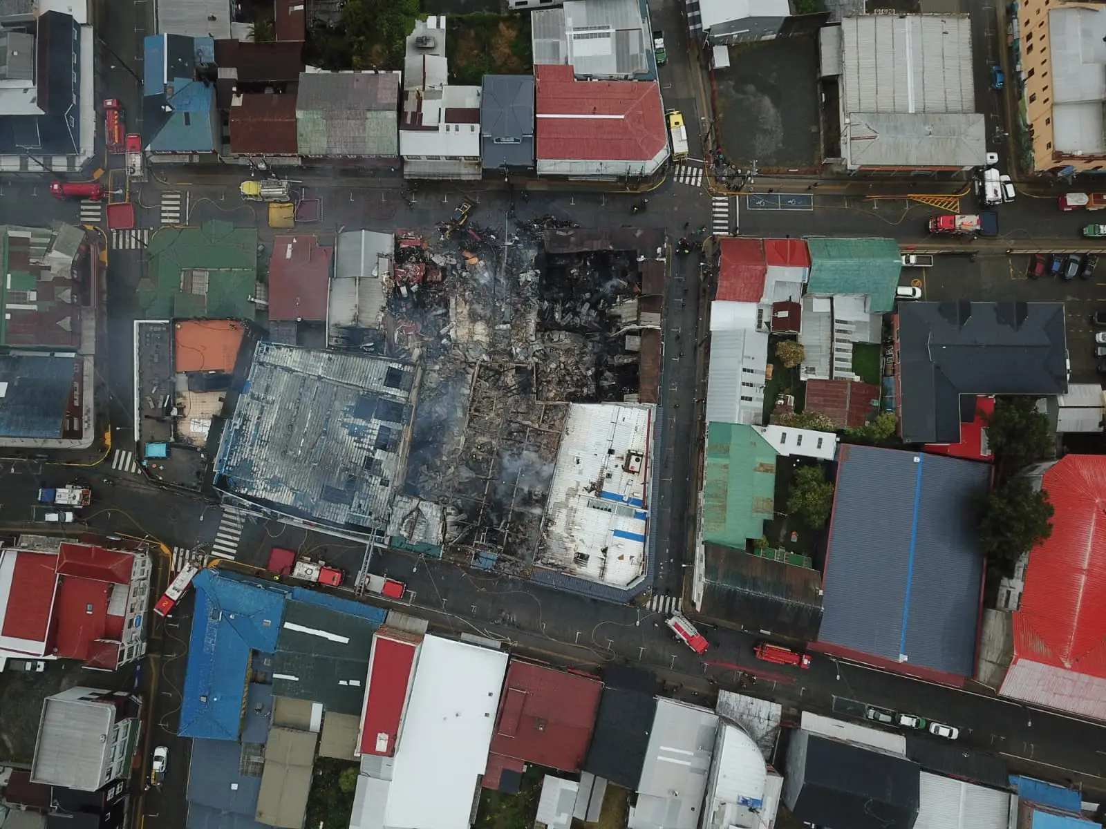 Lee más sobre el artículo Incendio arrasa con locales comerciales en pleno centro de Ancud