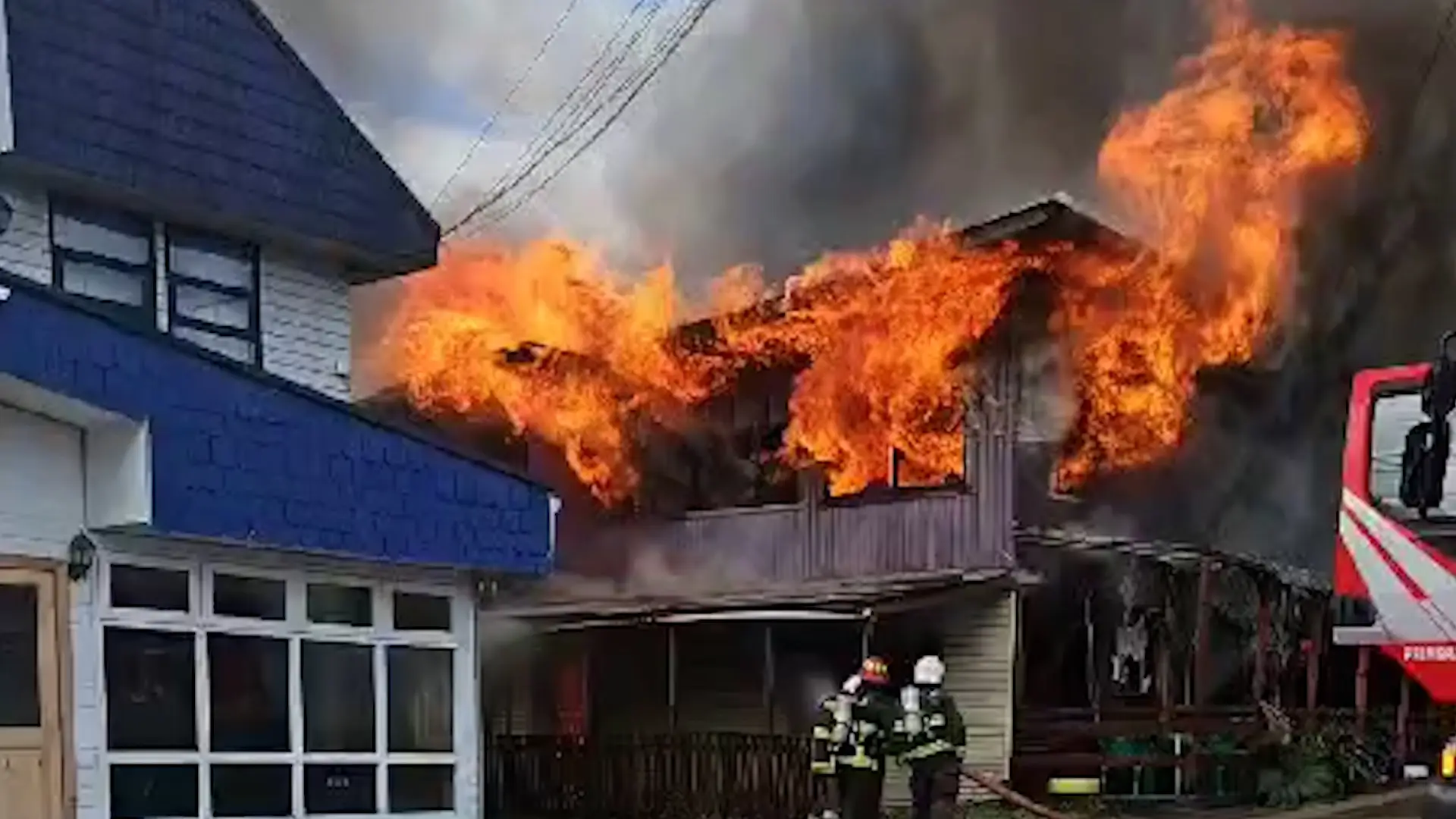 Lee más sobre el artículo Incendio arrasa con inmuebles colindantes a la Municipalidad de Puqueldón y causa daños en el edificio consistorial