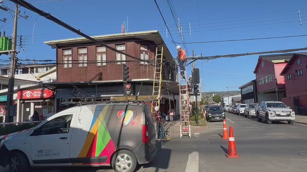 Lee más sobre el artículo Corte de tránsito de hasta 3 horas en calle Balmaceda tras daño a cables de telefonía e internet por camión sobredimensionado