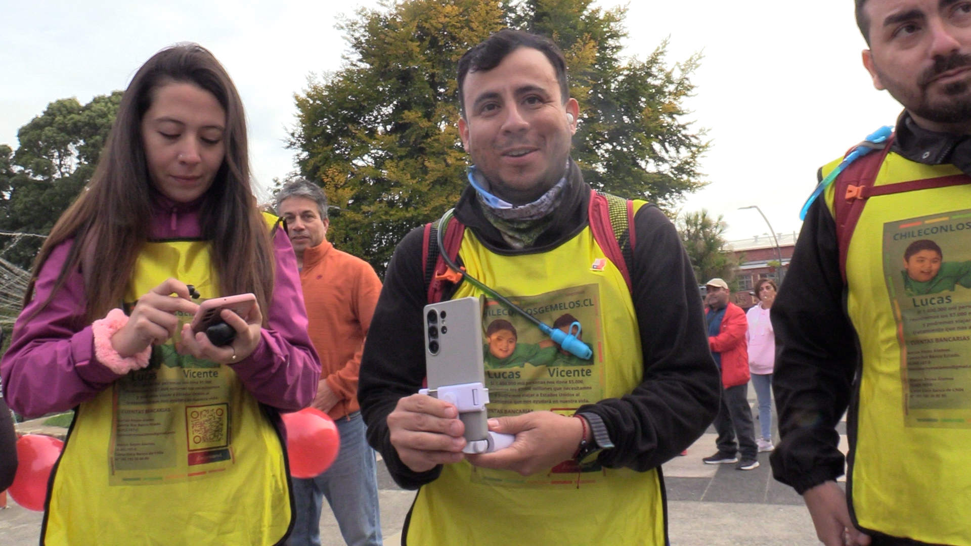 Lee más sobre el artículo Acompañó a madre de Tomás Ross: Padre emprende caminata de 1.300 km para costear millonario tratamiento para sus hijos