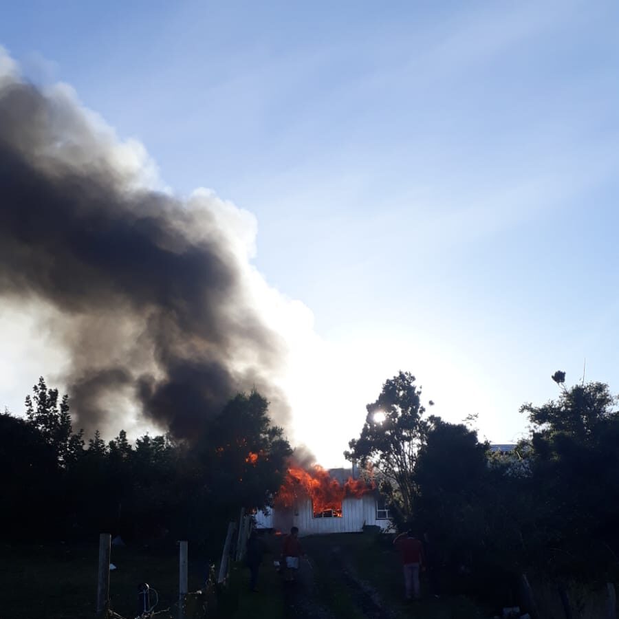 Lee más sobre el artículo Incendio en sector rural de Cauchauque deja vivienda completamente destruida