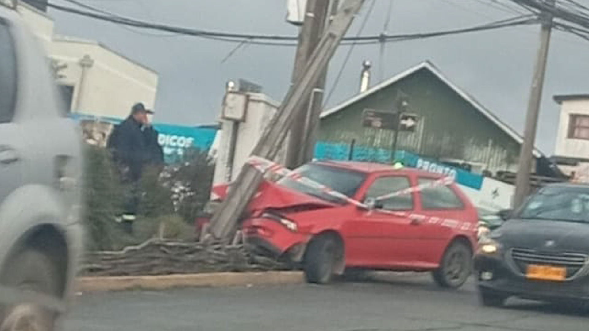 Lee más sobre el artículo Automóvil colisionó con poste frente al Juzgado de Garantía de Castro y conductor se dio a la fuga