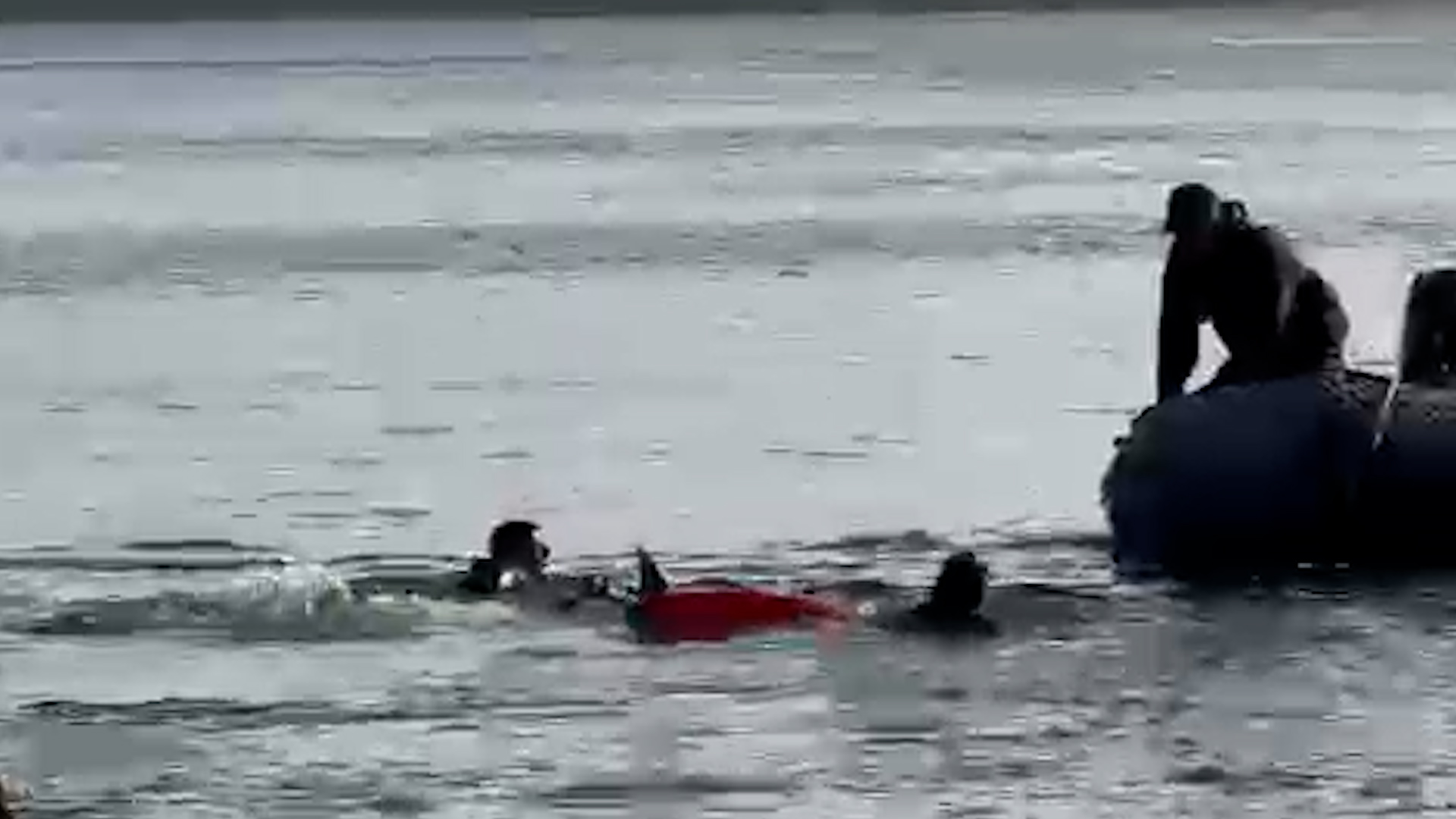 Lee más sobre el artículo Hallazgo de cuerpo en acantilado: Armada realizó peligrosa maniobra de rescate del cuerpo sin vida en borde costero