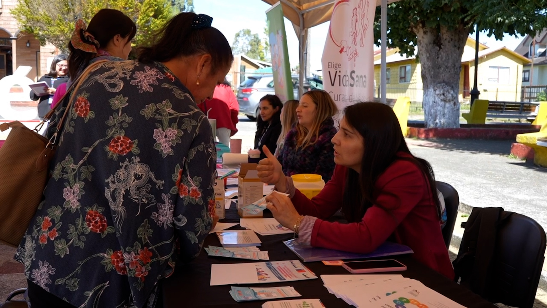 Lee más sobre el artículo Curaco de Vélez orientó a sus vecinas en programas y beneficios