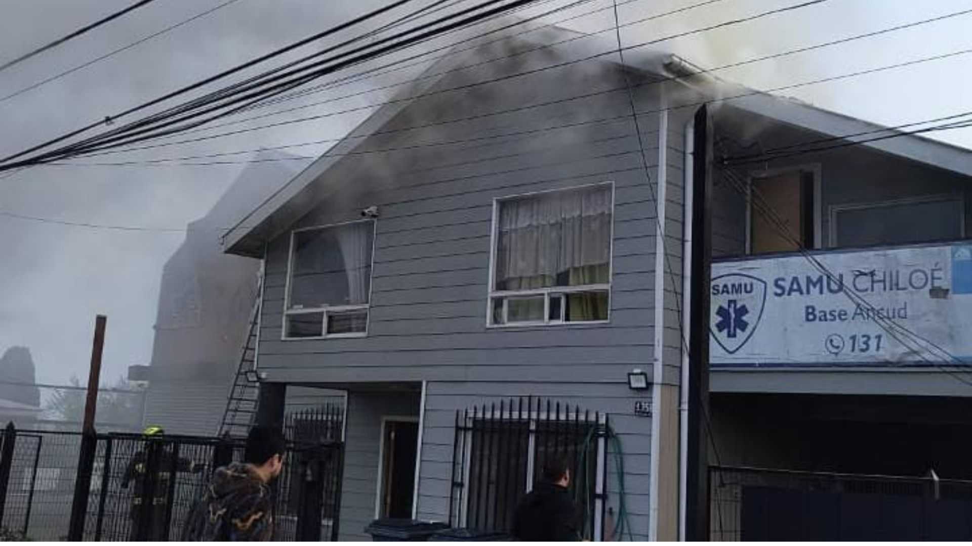 Lee más sobre el artículo Incendio afectó Base SAMU en Ancud: Trasladan operaciones al hospital local