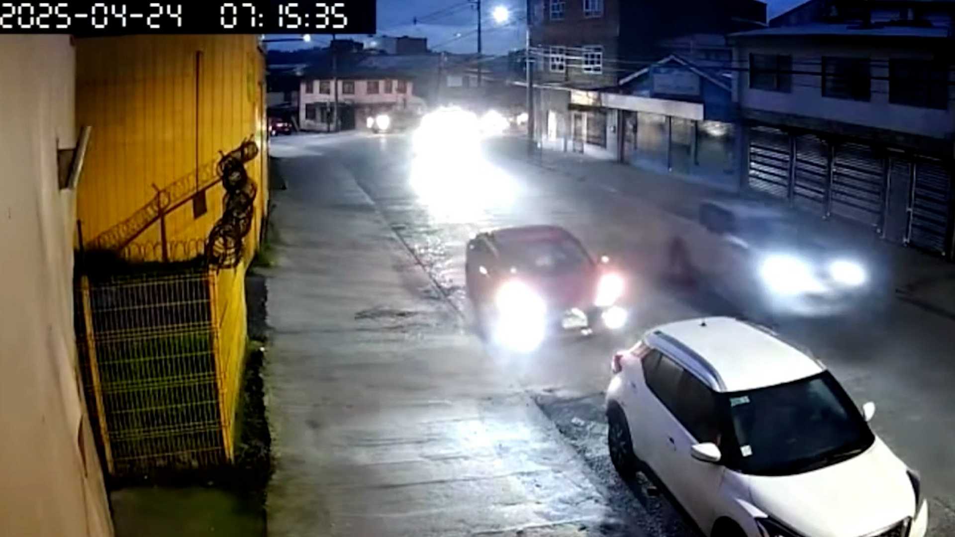 Lee más sobre el artículo Viralizan video para dar con conductor fugado tras extraño choque múltiple en calle Galvarino Riveros