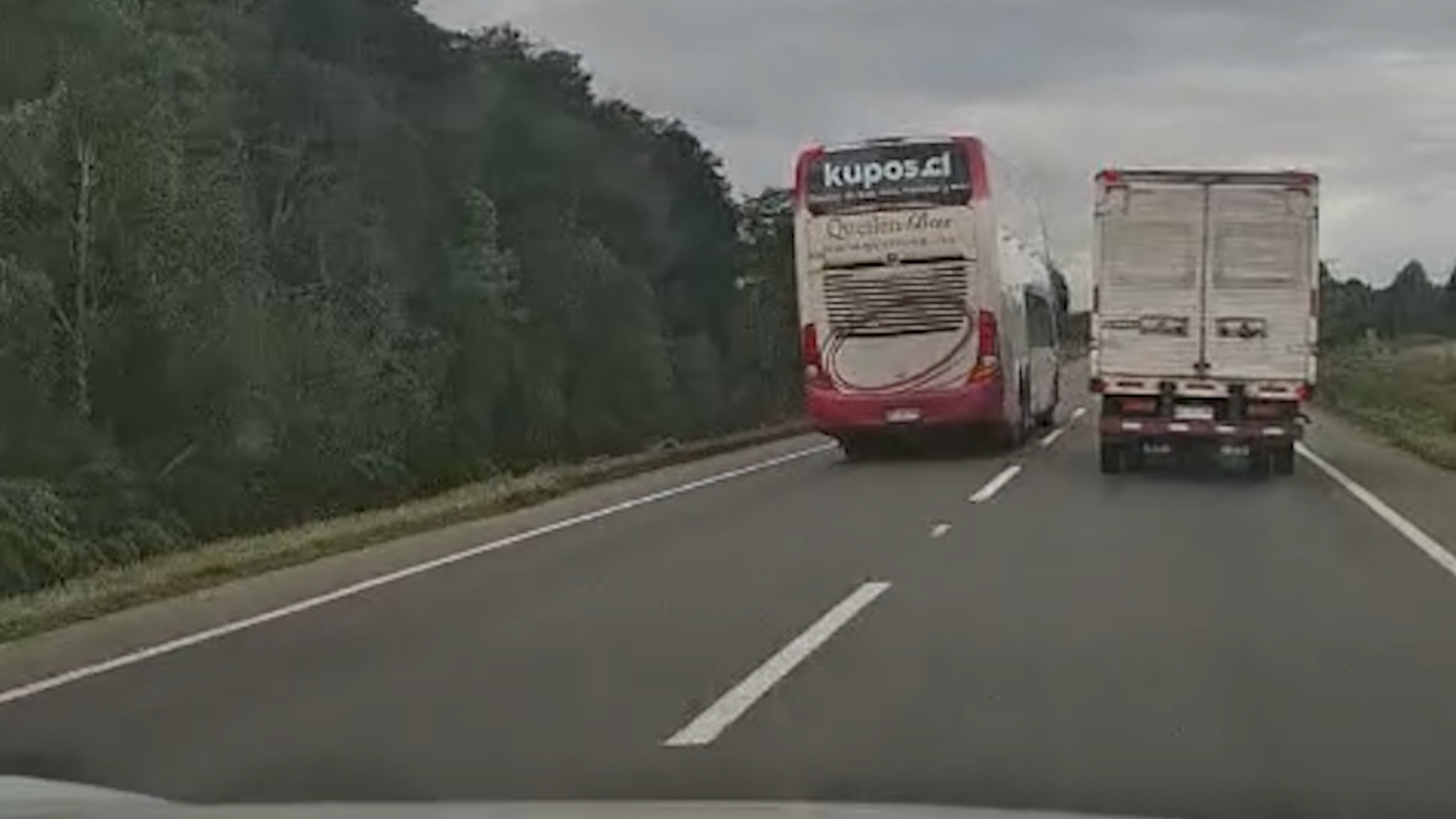 Lee más sobre el artículo Carabineros Chiloé advierte sobre riesgos de adelantamientos imprudentes tras viralización de video