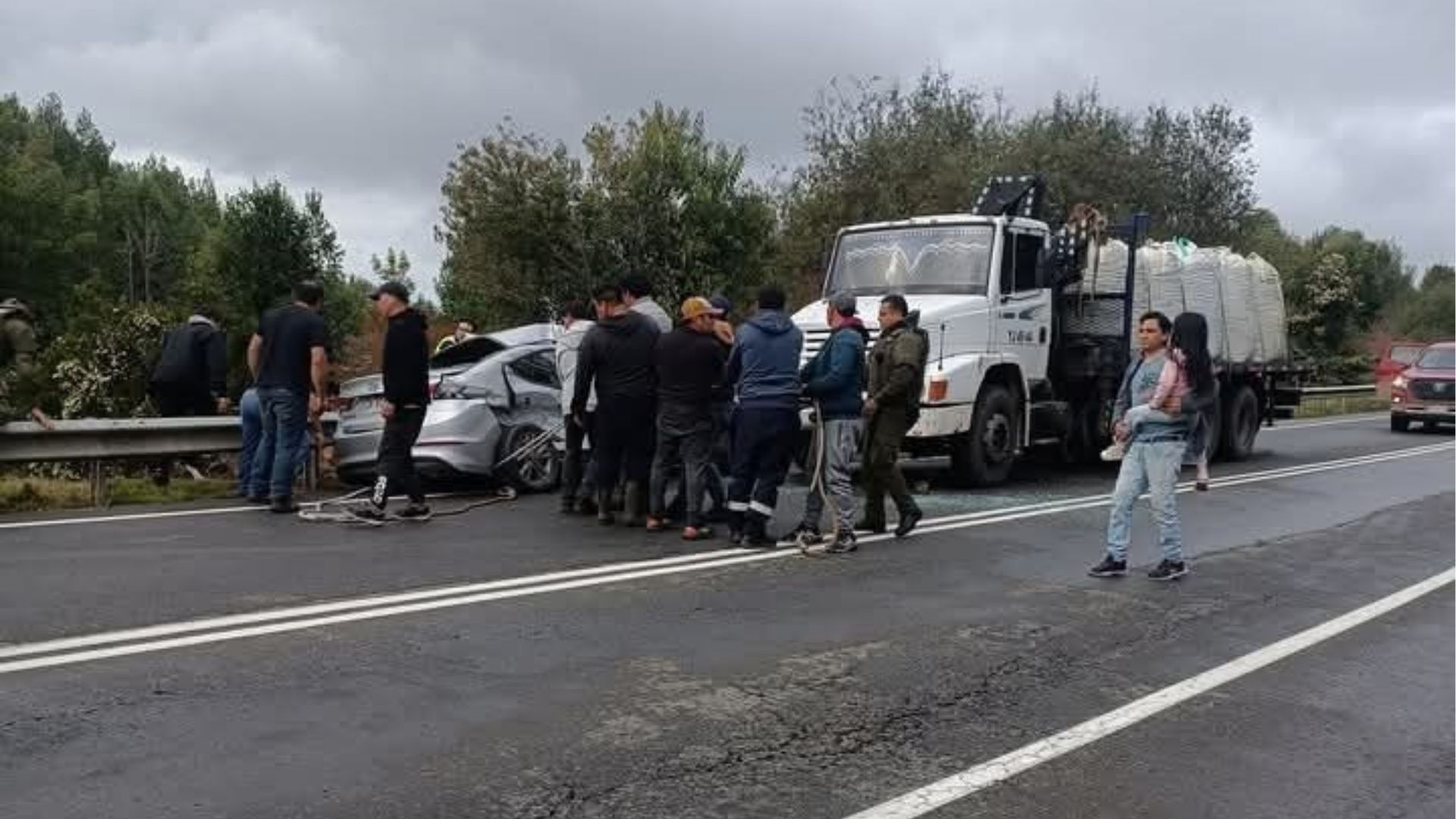Lee más sobre el artículo Colisión de alta energía deja conductor en estado crítico tras choque frontolateral con camión