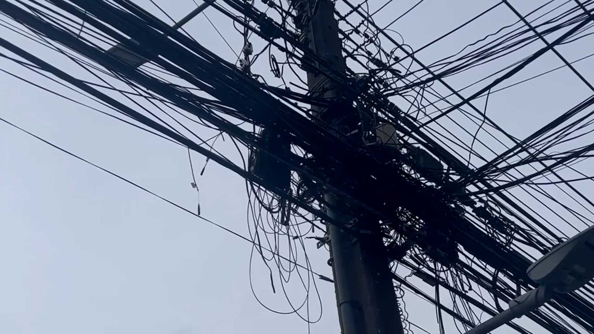 Lee más sobre el artículo Contraloría aprueba reglamento para la Ley «Chao Cables»: Autoridades destacan herramienta para eliminar la «chatarra aérea»