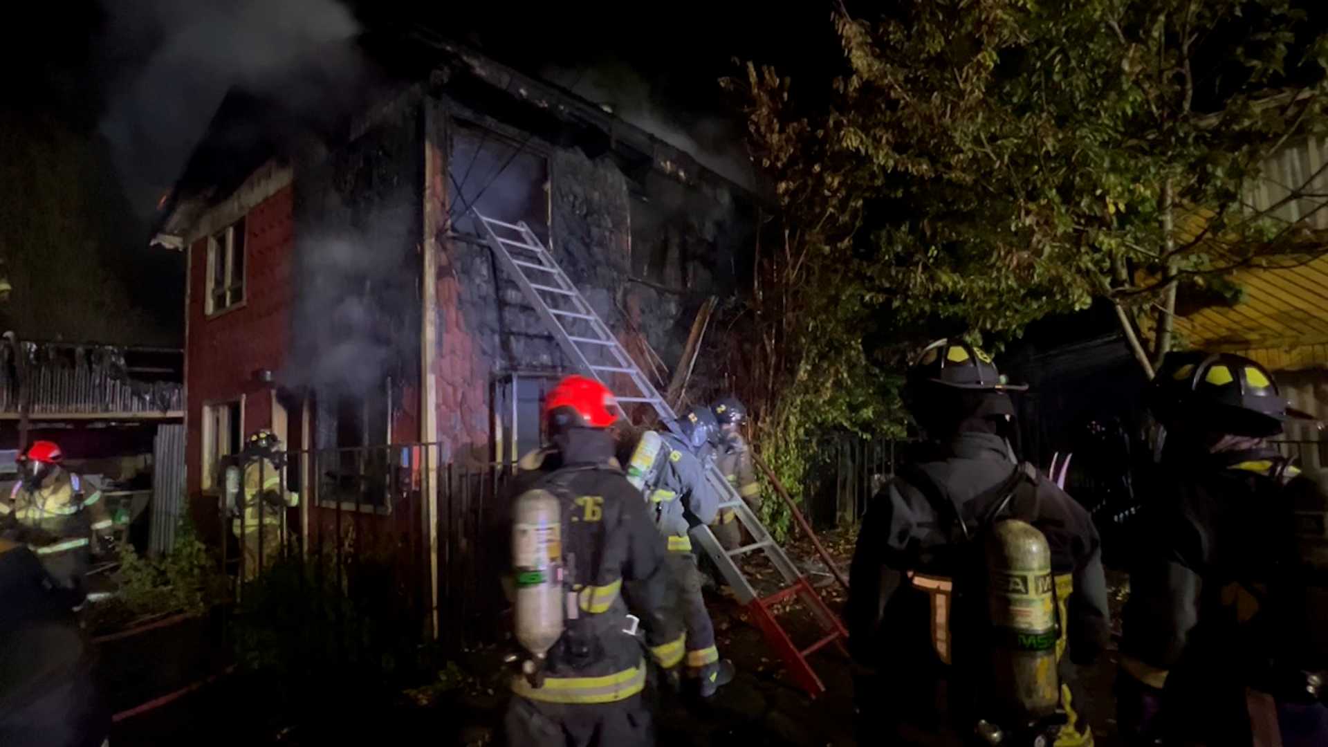 Lee más sobre el artículo Vivienda destruida por voraz incendio en población Prat 1 de Castro: Adulta mayor damnificada