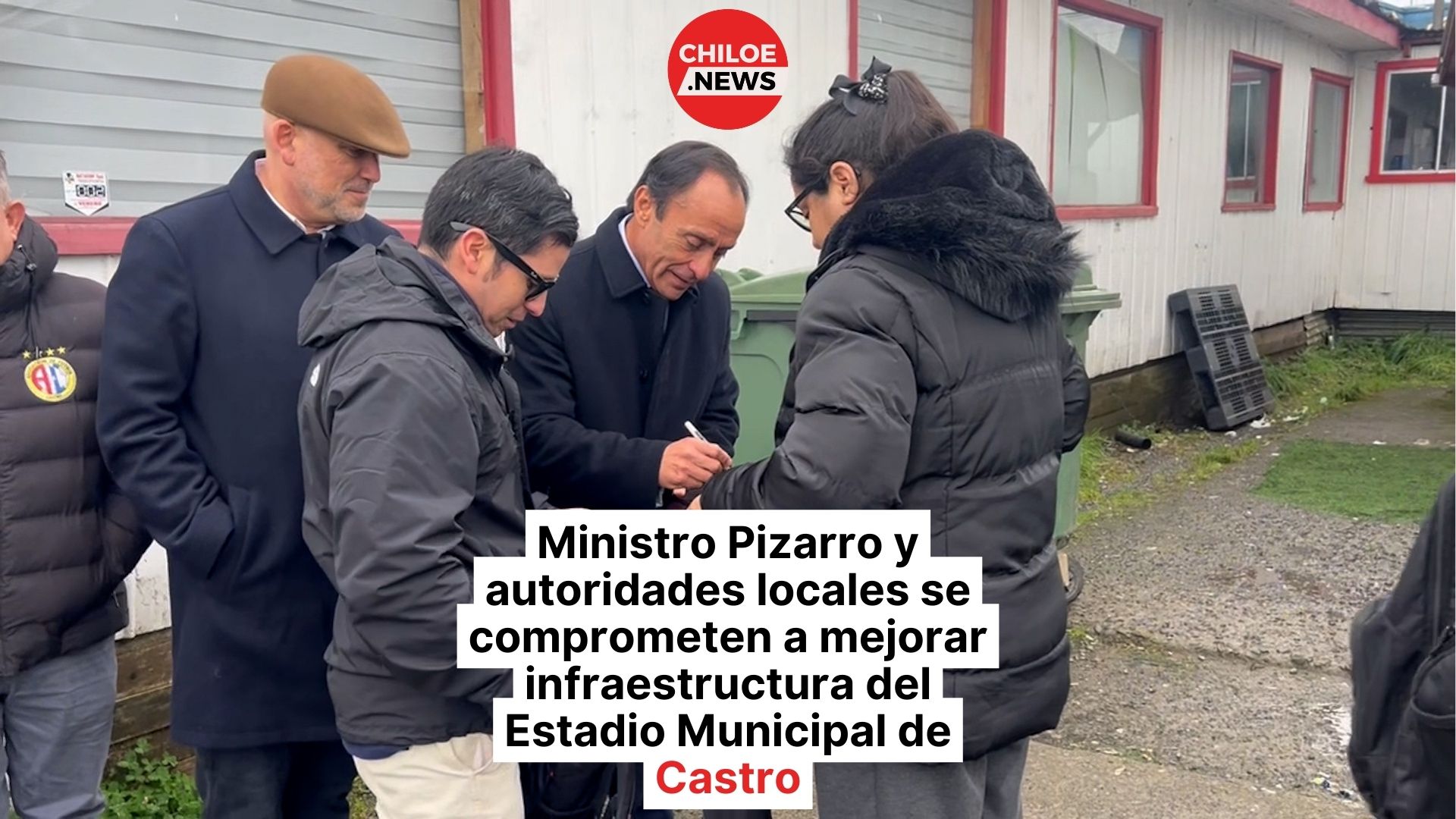 Lee más sobre el artículo Ministro Pizarro y autoridades locales se comprometen a mejorar infraestructura del Estadio Municipal de Castro