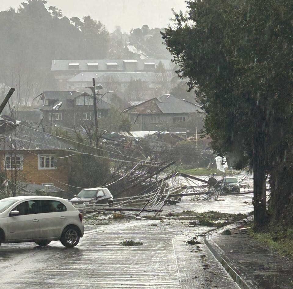 Lee más sobre el artículo Furia en los cielos de Puerto Varas: Tornado siembra el pánico