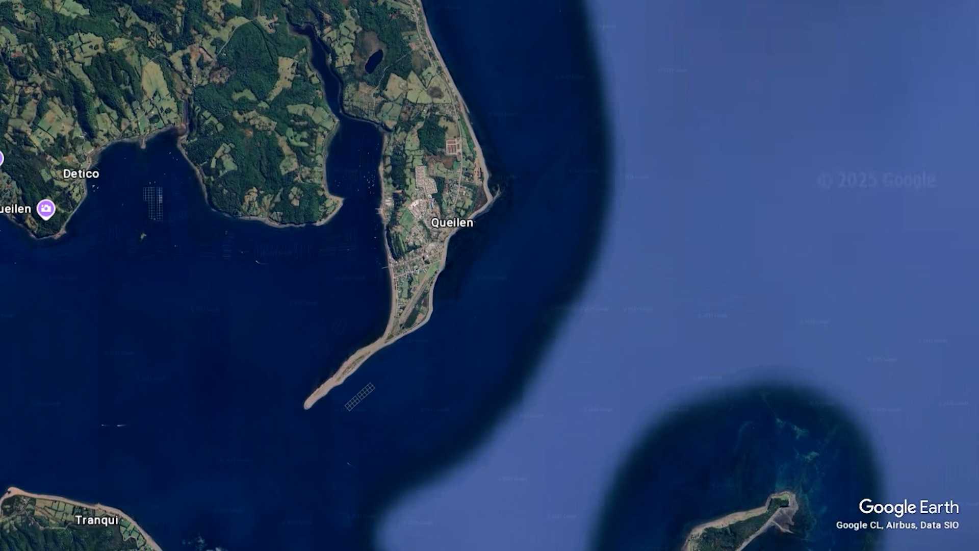 Lee más sobre el artículo Alerta en Queilen: Se hunde barcaza con combustible y activan operativo de emergencia