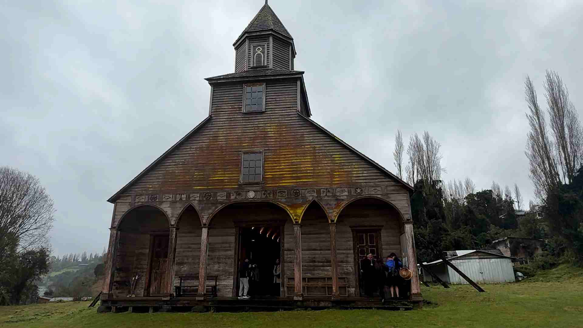 Lee más sobre el artículo Chiloé celebró el Día de los Patrimonios con emotivo acto provincial en la Iglesia de Ichuac, Puqueldón