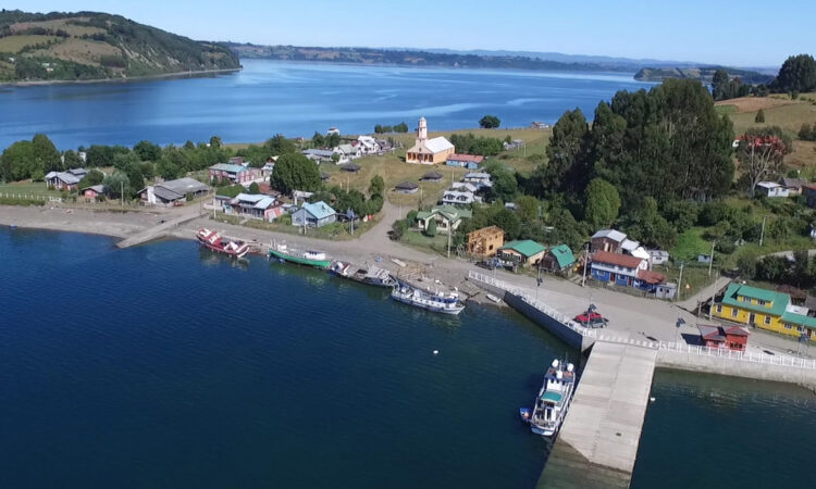 Lee más sobre el artículo Municipalidad de Castro inicia sesiones en terreno en isla Quehui y fija mirada en problemática de posta en Chelín