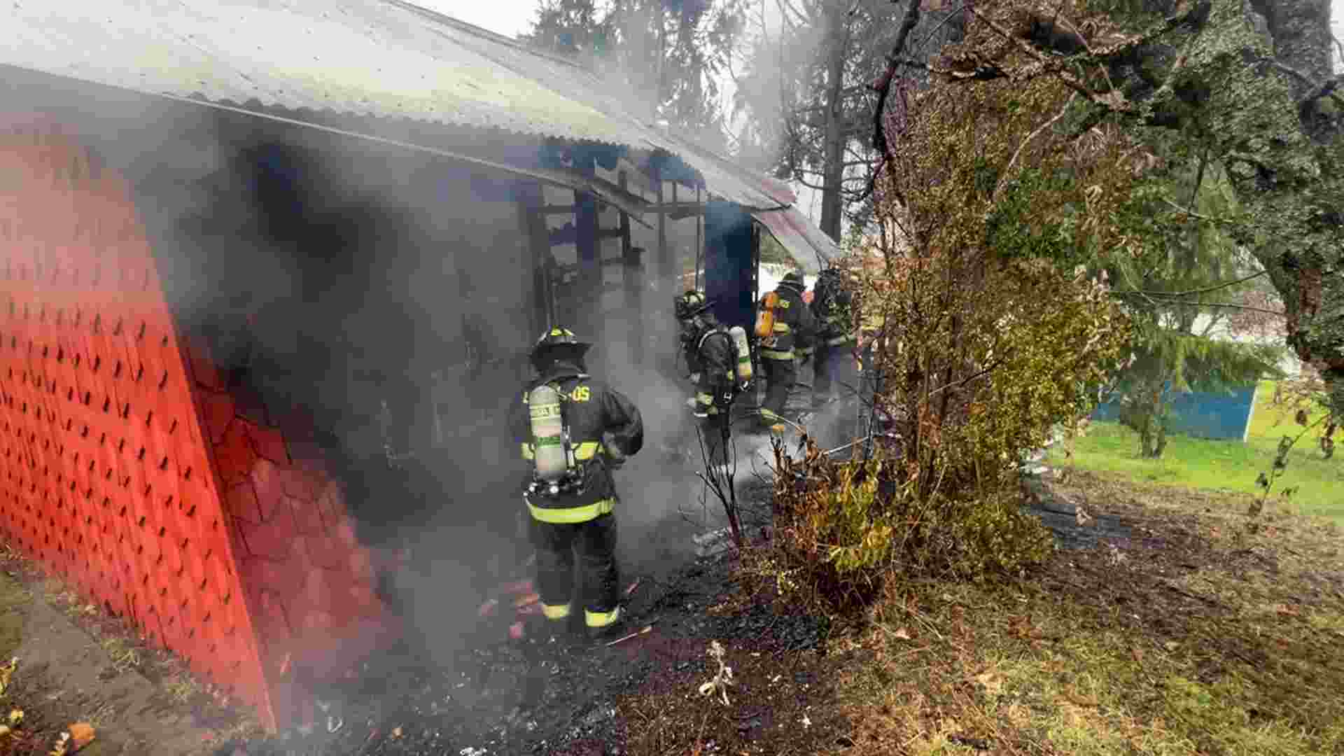 Lee más sobre el artículo Incendio consume cabaña en sector Llicaldad, Castro dejando dos damnificados y pérdidas totales