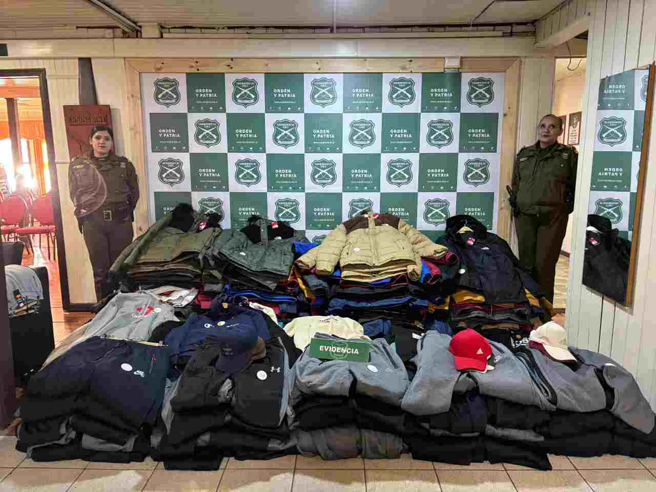 Lee más sobre el artículo Carabineros detienen a ciudadano chino por venta de ropa falcificada
