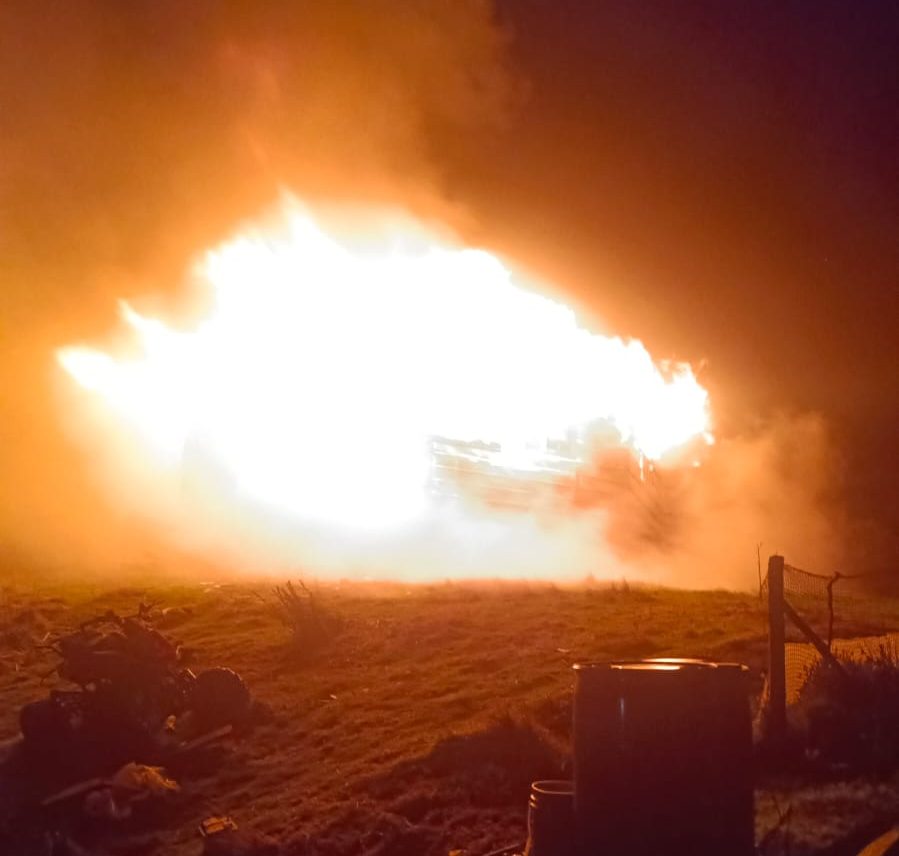 Lee más sobre el artículo Vivienda calcinada en Pilpilehue: Bomberos de Chonchi evitan propagación a inmuebles aledaños