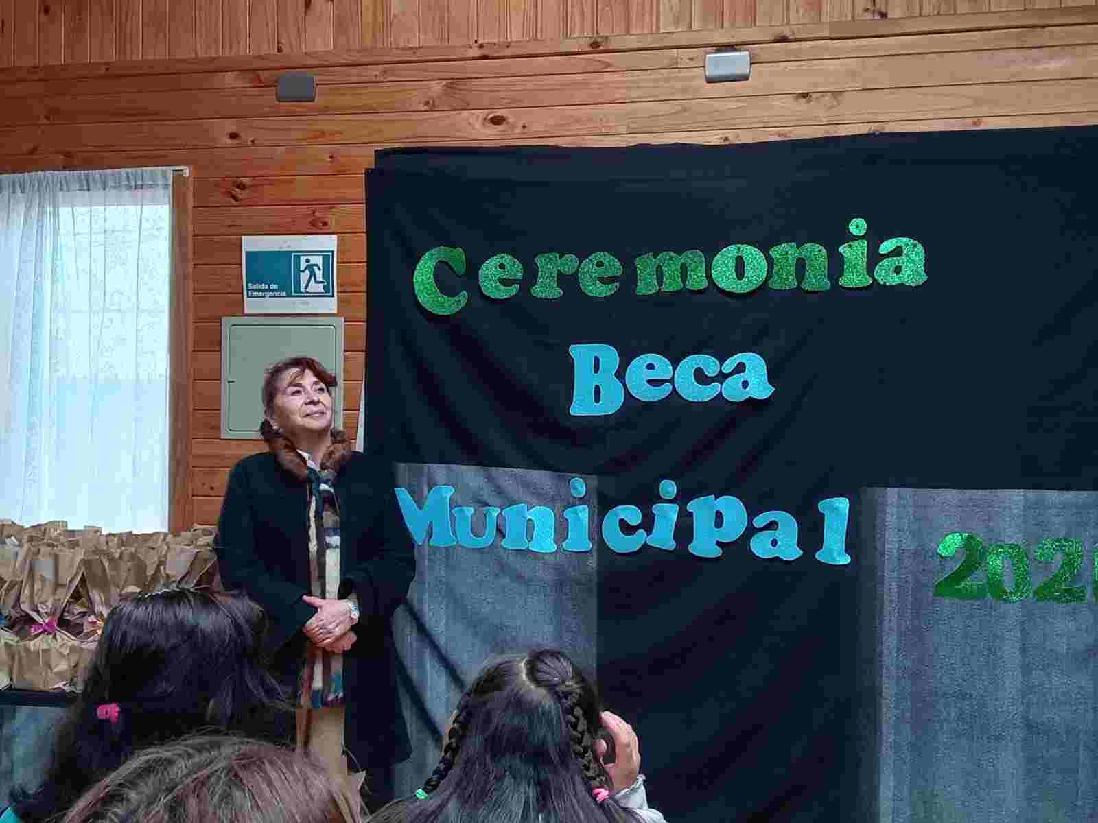 Lee más sobre el artículo Dalcahue Refuerza su Compromiso con la Educación: Entregan 121 Becas Municipales con Inversión de $24.1 Millones