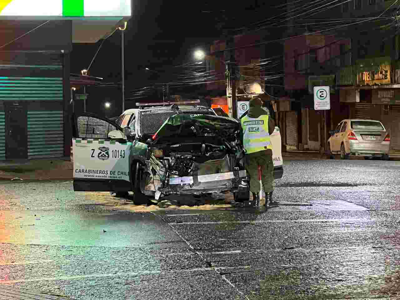 Lee más sobre el artículo Colisión de alta energía entre vehículo policial y camión deja a dos carabineros lesionados