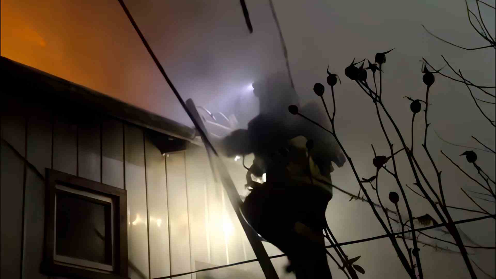 Lee más sobre el artículo Dos detenidos por incendio en bodega abandonada de Ancud: se investiga intencionalidad