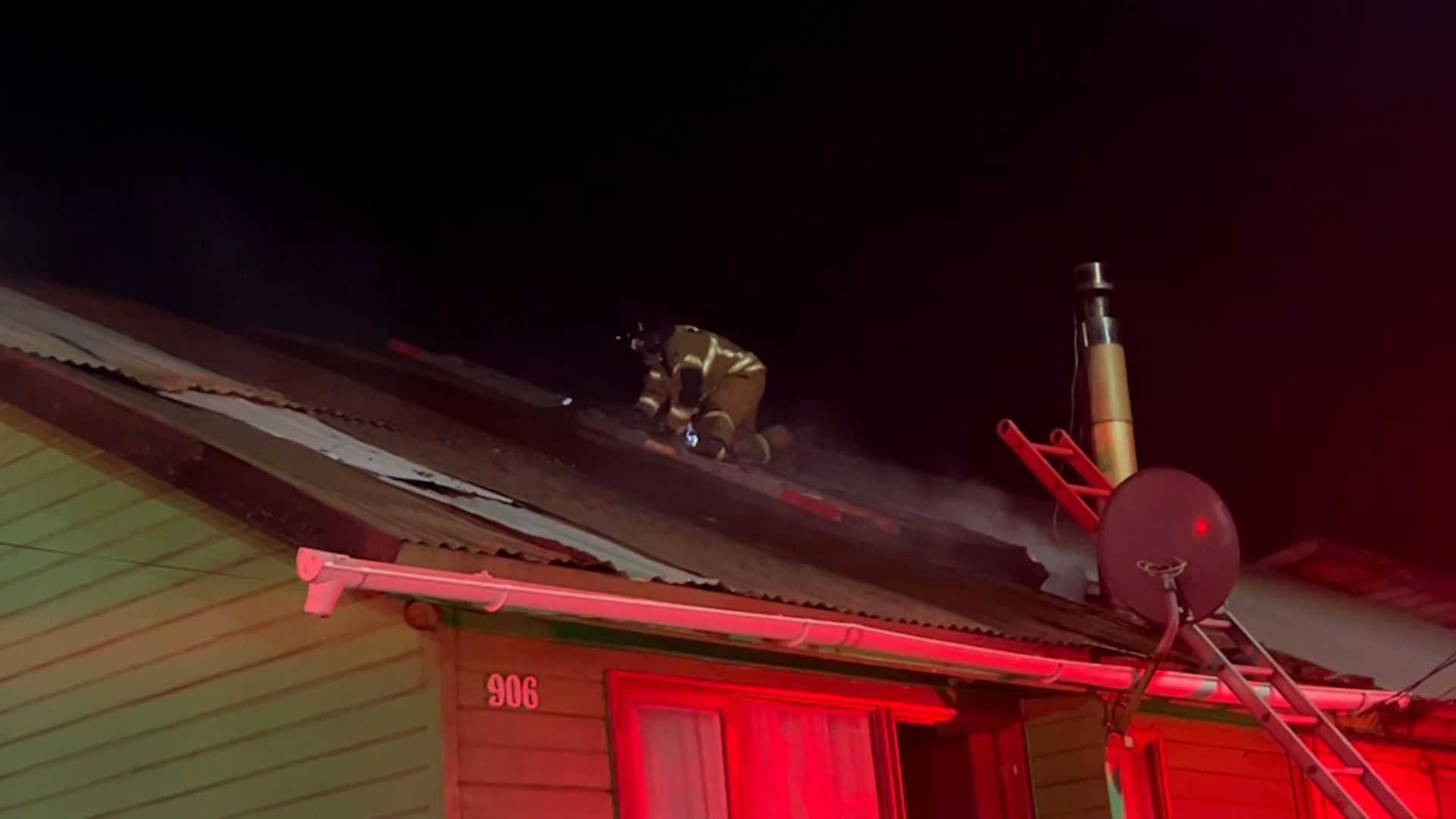 Lee más sobre el artículo Rápida acción de vecinos y bomberos evita incendio mayor en una vivienda de Castro