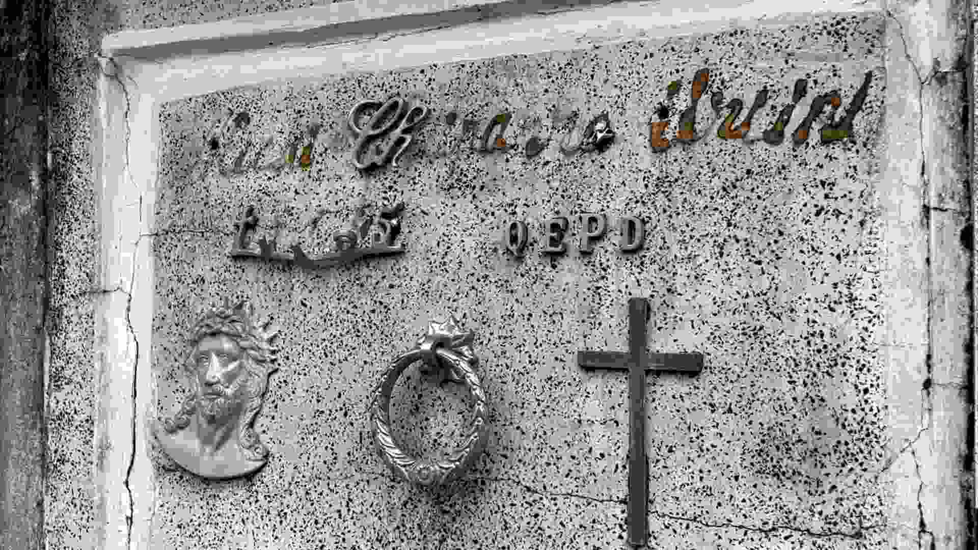 Lee más sobre el artículo Denuncian robo masivo de letras de bronce desde el cementerio parroquial