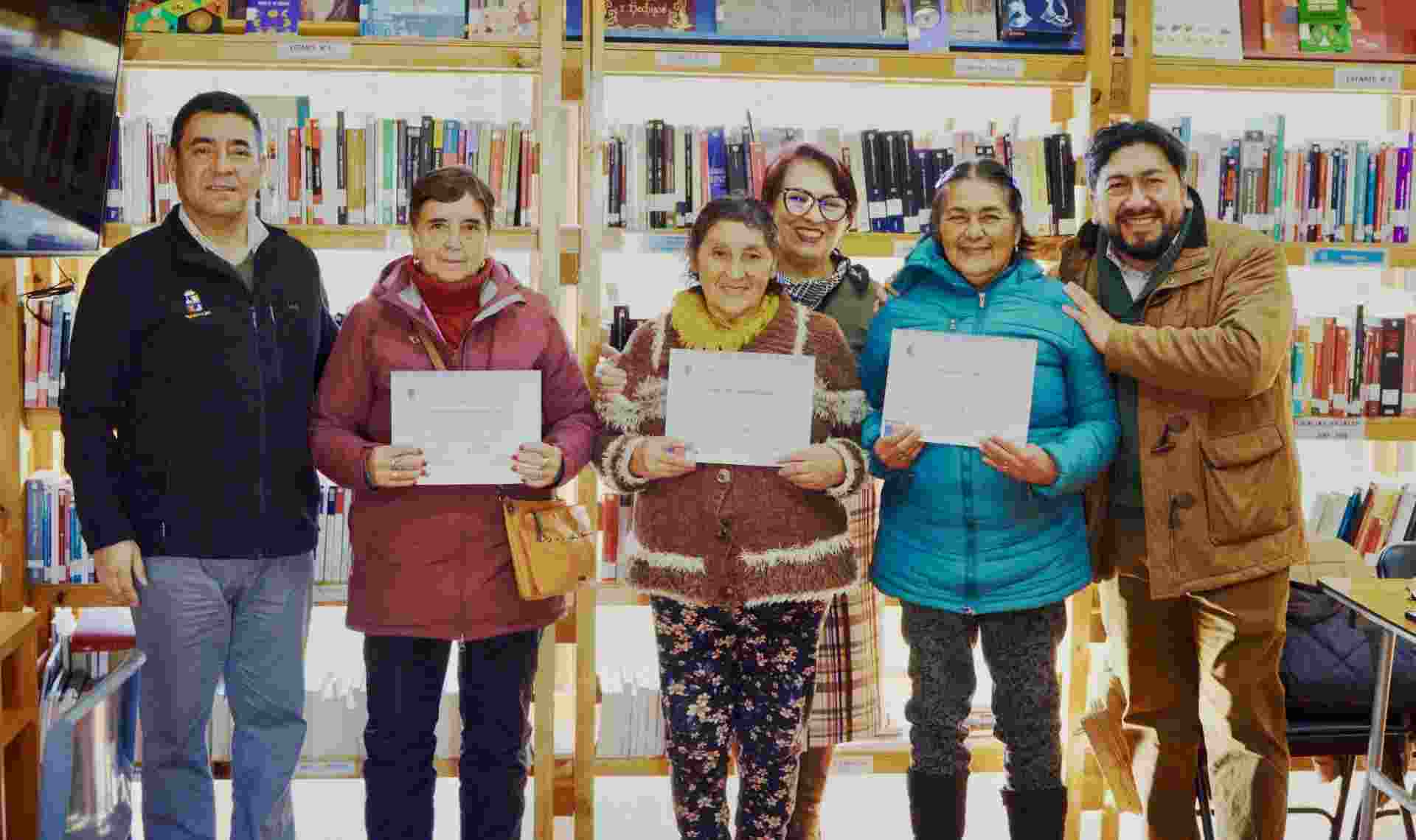 Lee más sobre el artículo Biblioteca Municipal cerró exitoso taller de telefonía móvil para adultos mayores