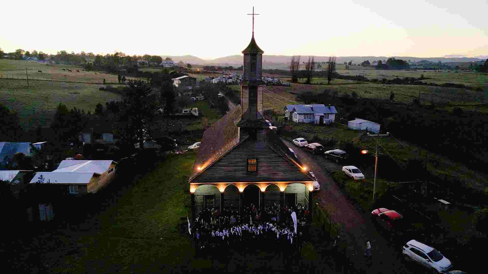 Lee más sobre el artículo SAESA iluminó Iglesia de Vilupulli Patrimonio de la Humanidad de Chonchi