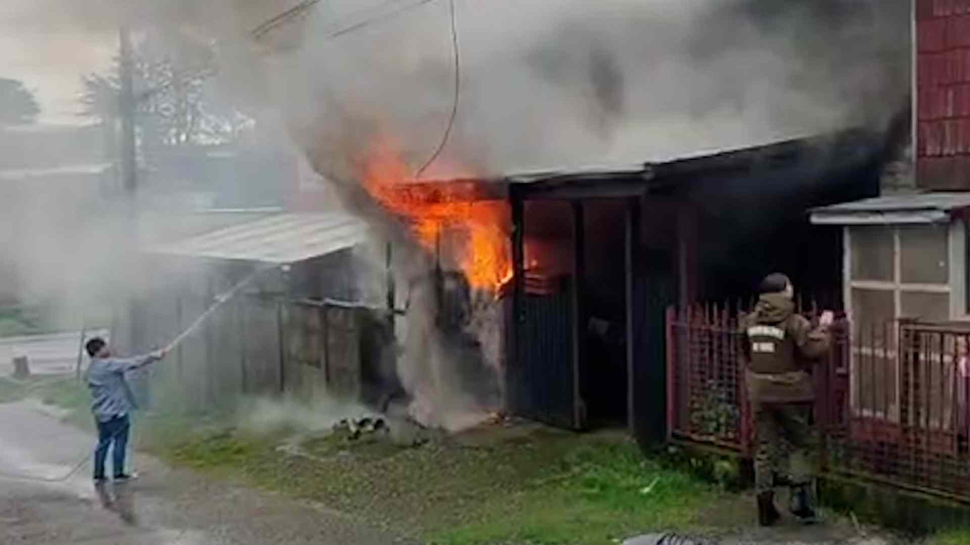 Lee más sobre el artículo Incendio destruyó vivienda en población 1 de mayo en Ancud