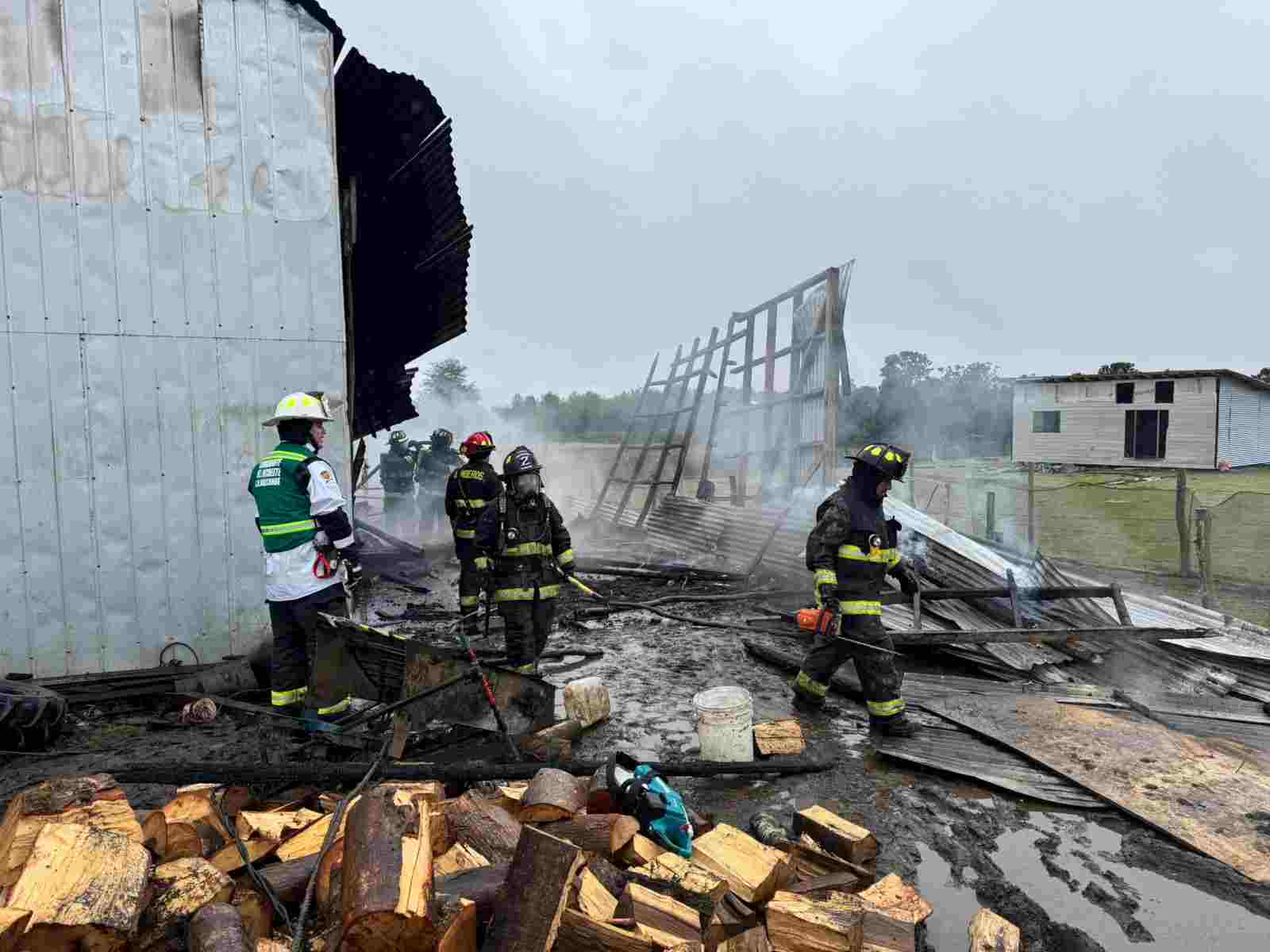 Lee más sobre el artículo Un herido y cuantiosos daños deja incendio que consumió por completo una bodega en Punahuel