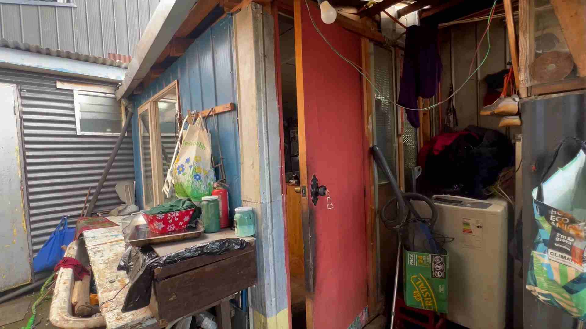 Lee más sobre el artículo Insólito robo en Castro: Delincuentes dejaron encerrado a un perro dentro de una casa tras sustraer especies.