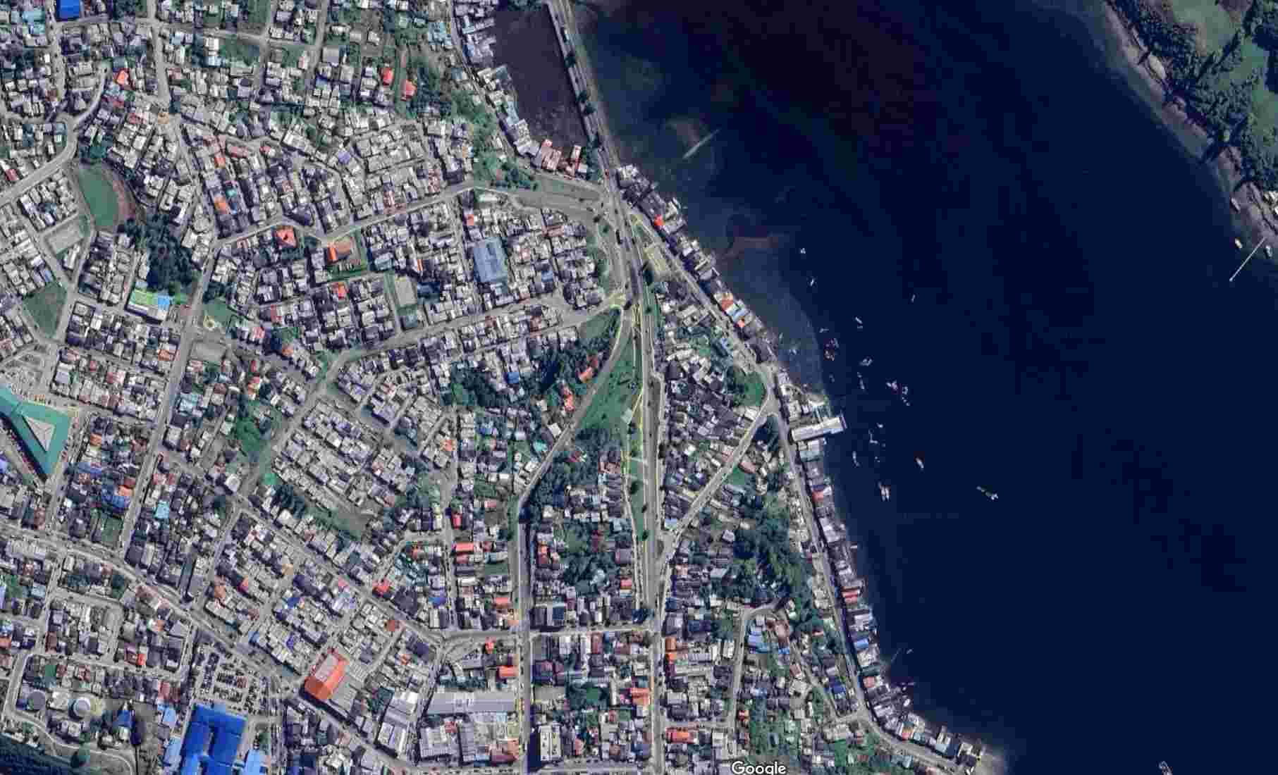 Lee más sobre el artículo Conductor en estado de ebriedad protagoniza accidente y causa múltiples daños en Castro