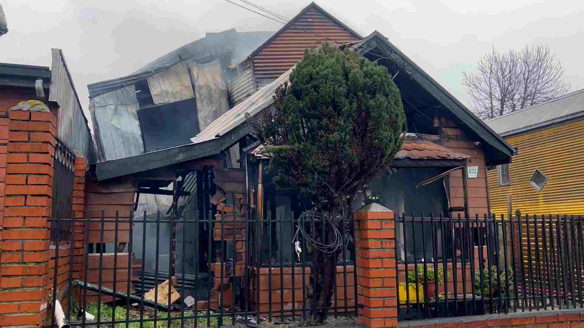 Lee más sobre el artículo Incendio destruye dos viviendas en Castro Alto: Bomberos alerta por aumento de emergencias domiciliarias