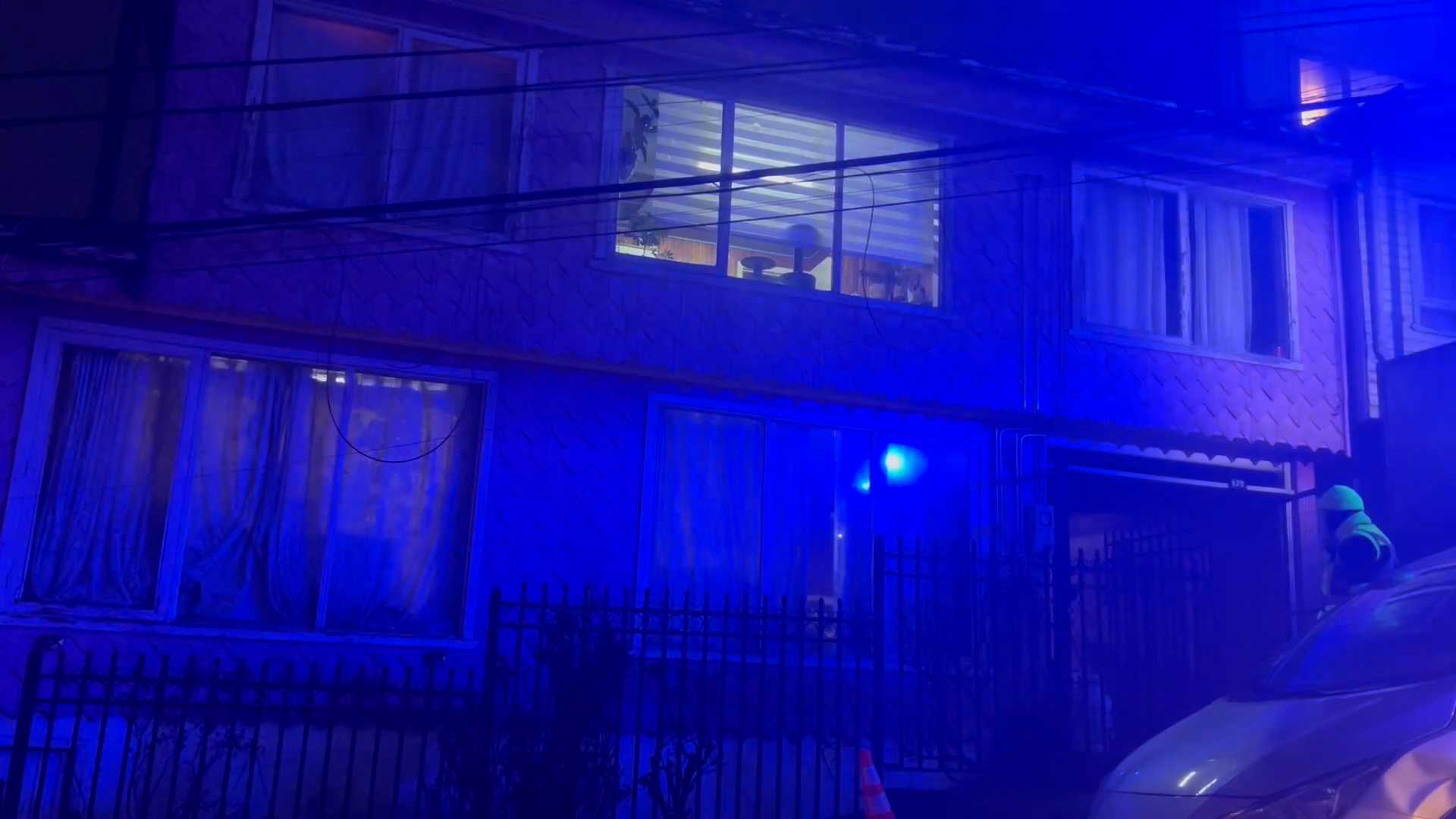 Lee más sobre el artículo Voraz incendio consume un departamento interior en Castro y deja dos damnificados