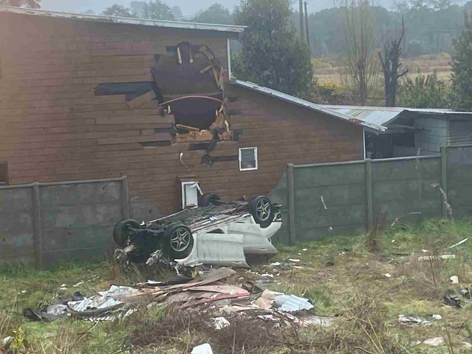 Lee más sobre el artículo Accidente en Piruquina: vehículo choca contra una vivienda dejando dos personas lesionadas, motor quedó en el patio.